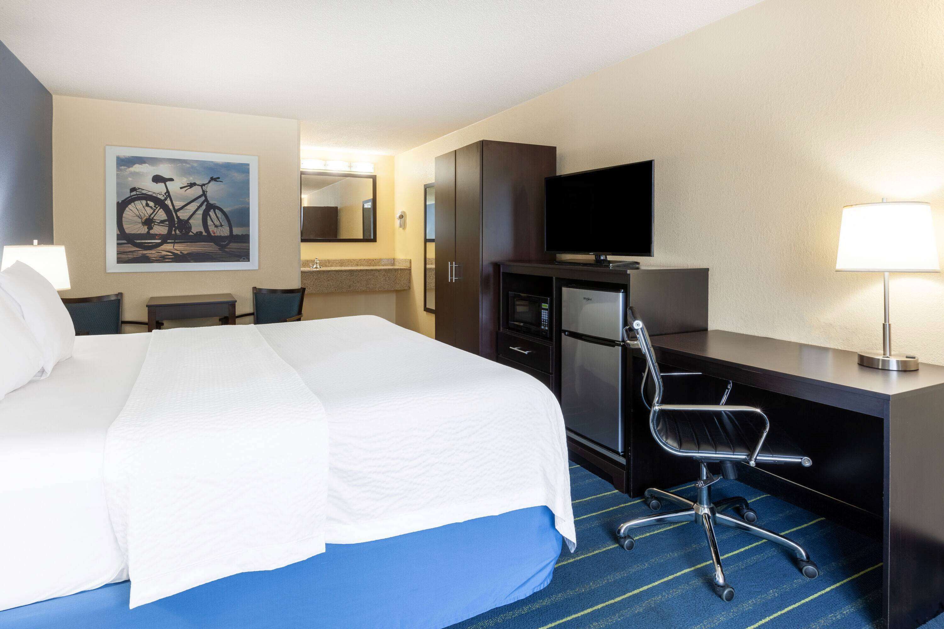 room, 1 king bed, smoking | premium bedding, pillow-top beds, desk, blackout curtains