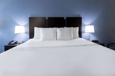 Ropa de cama de alta calidad, camas con pillow-top y escritorio