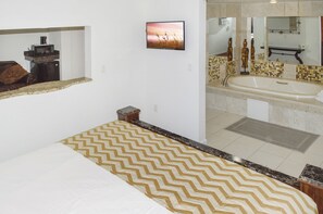 Studio Suite, 1 King Bed, Non Smoking | Desk, soundproofing, iron/ironing board, free cribs/infant beds