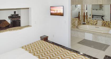 Travelodge by Wyndham Manhasset