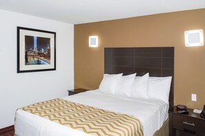 Desk, soundproofing, iron/ironing board, free cots/infant beds - Travelodge by Wyndham Manhasset (Manhasset)