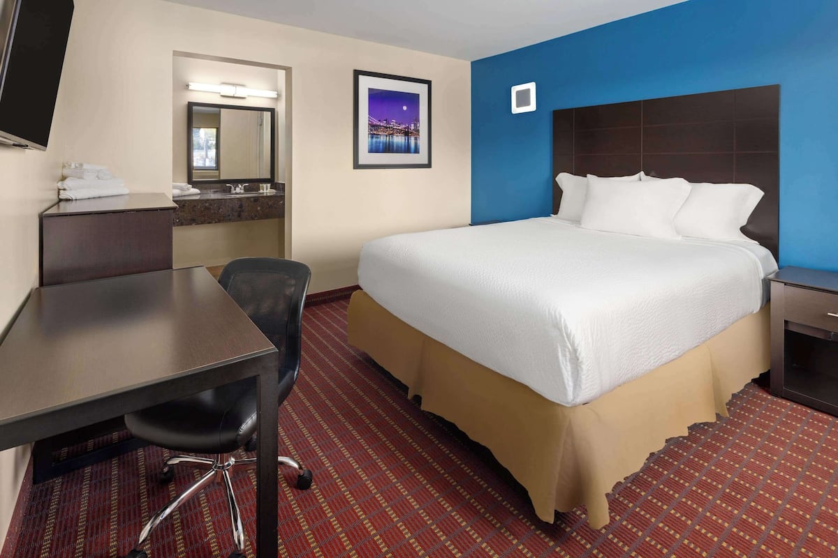 Room, 1 Queen Bed, Non Smoking | Soundproofing, iron/ironing board, free cribs/infant beds, rollaway beds