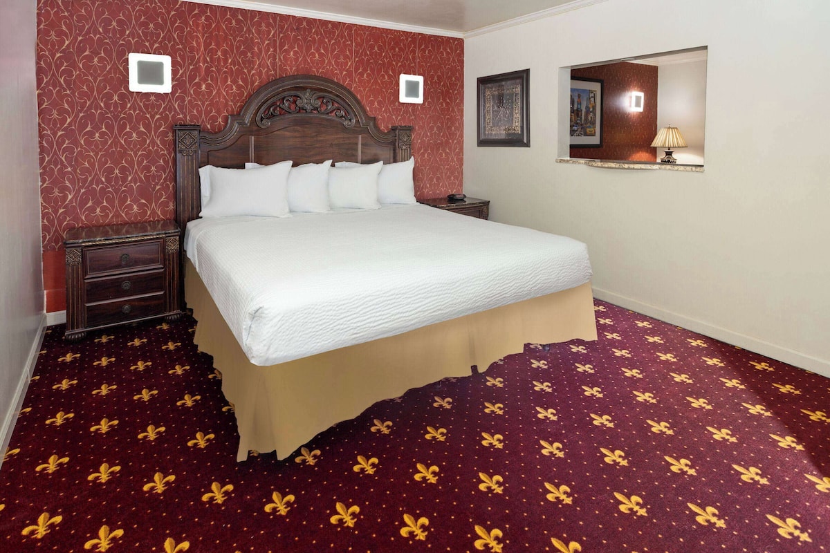 Studio Suite, 1 King Bed, Non Smoking | Jetted tub