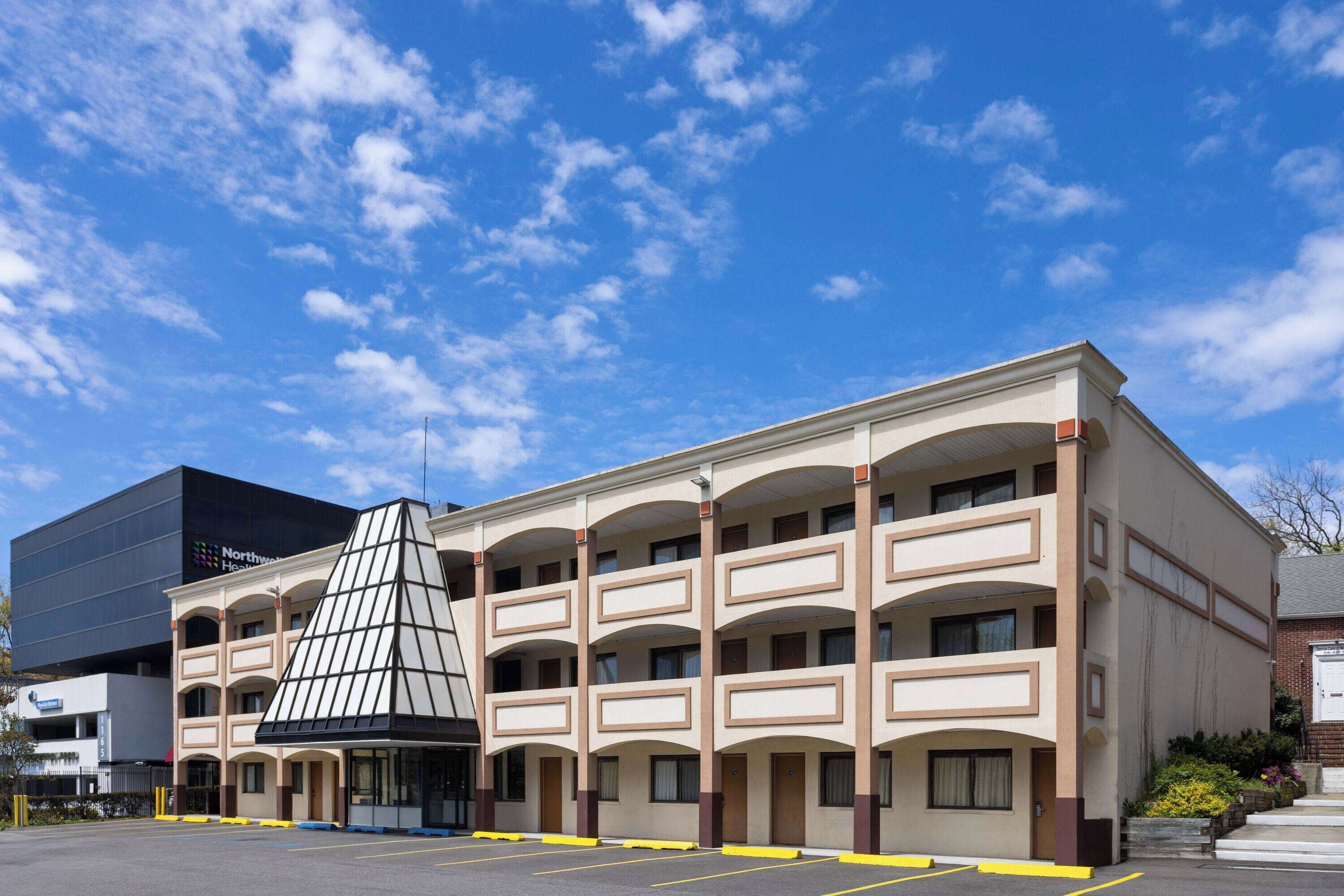 Photo - Travelodge by Wyndham Manhasset