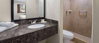 Travelodge by Wyndham Manhasset