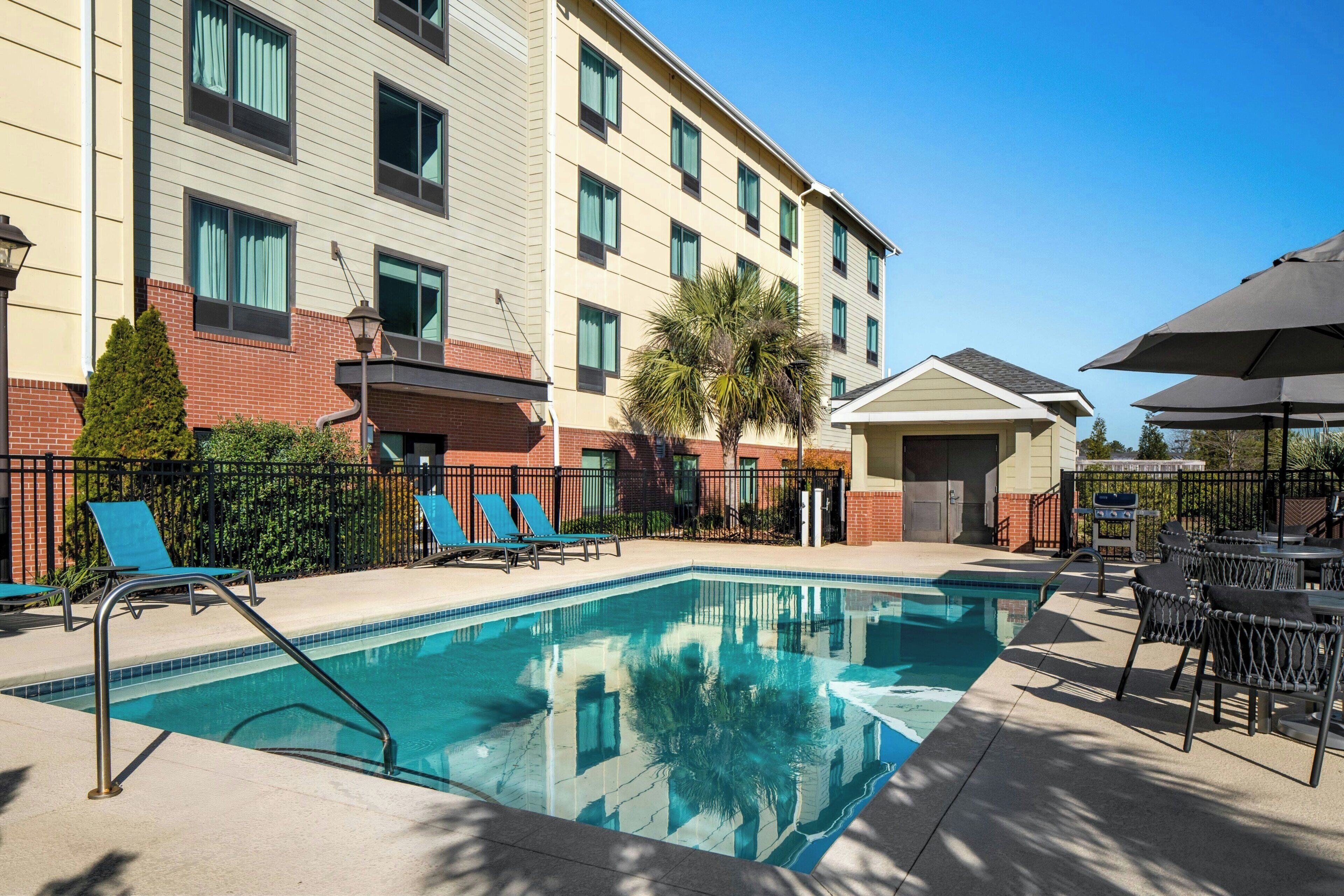 Alberca al aire libre y sombrillas en la alberca 