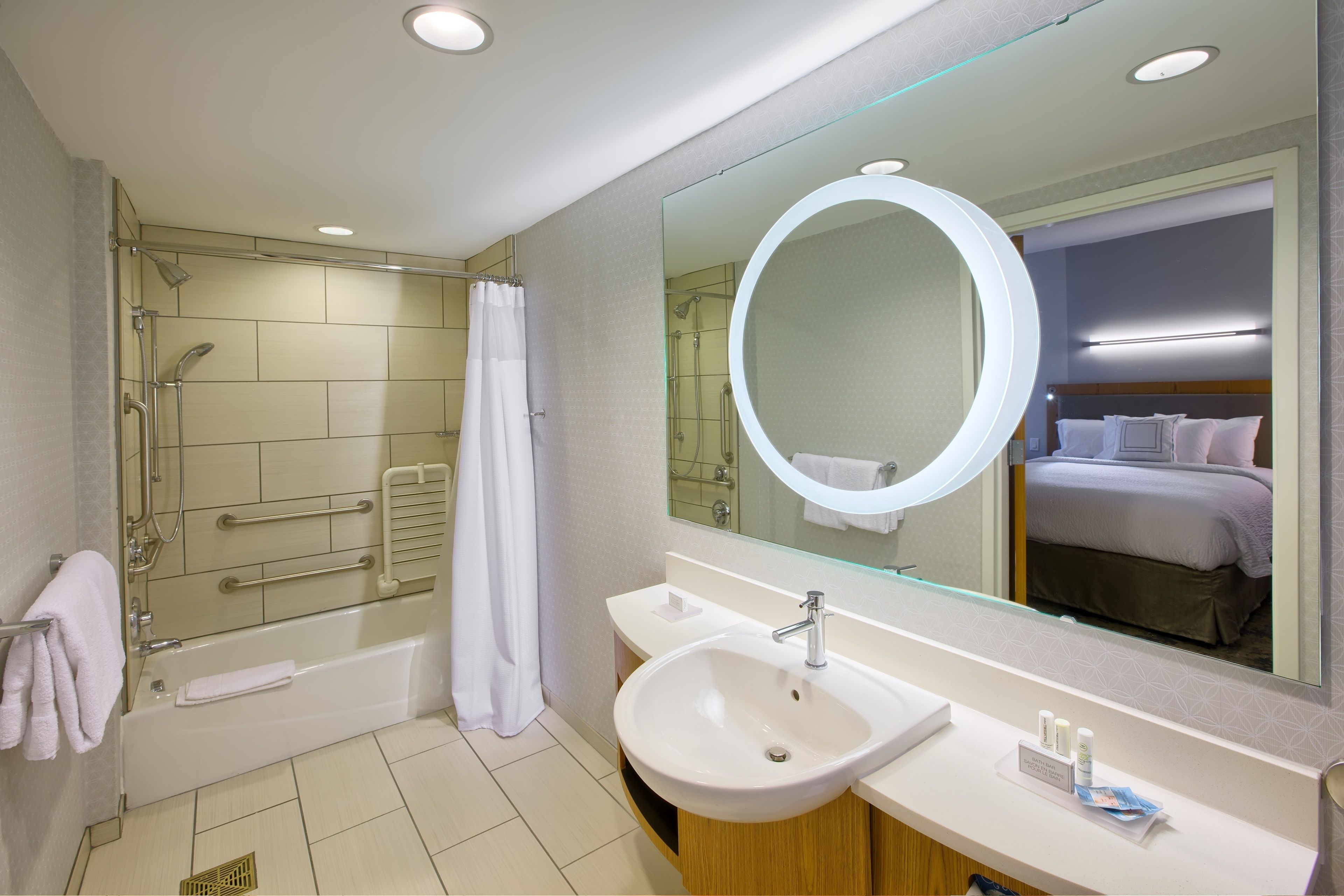 Une salle de bain moderne équipée d’une baignoire, d’une douche et d’un lavabo.