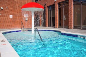 Outdoor pool - SpringHill Suites® by Marriott® Wilmington Wrightsville Beach (Wilmington)