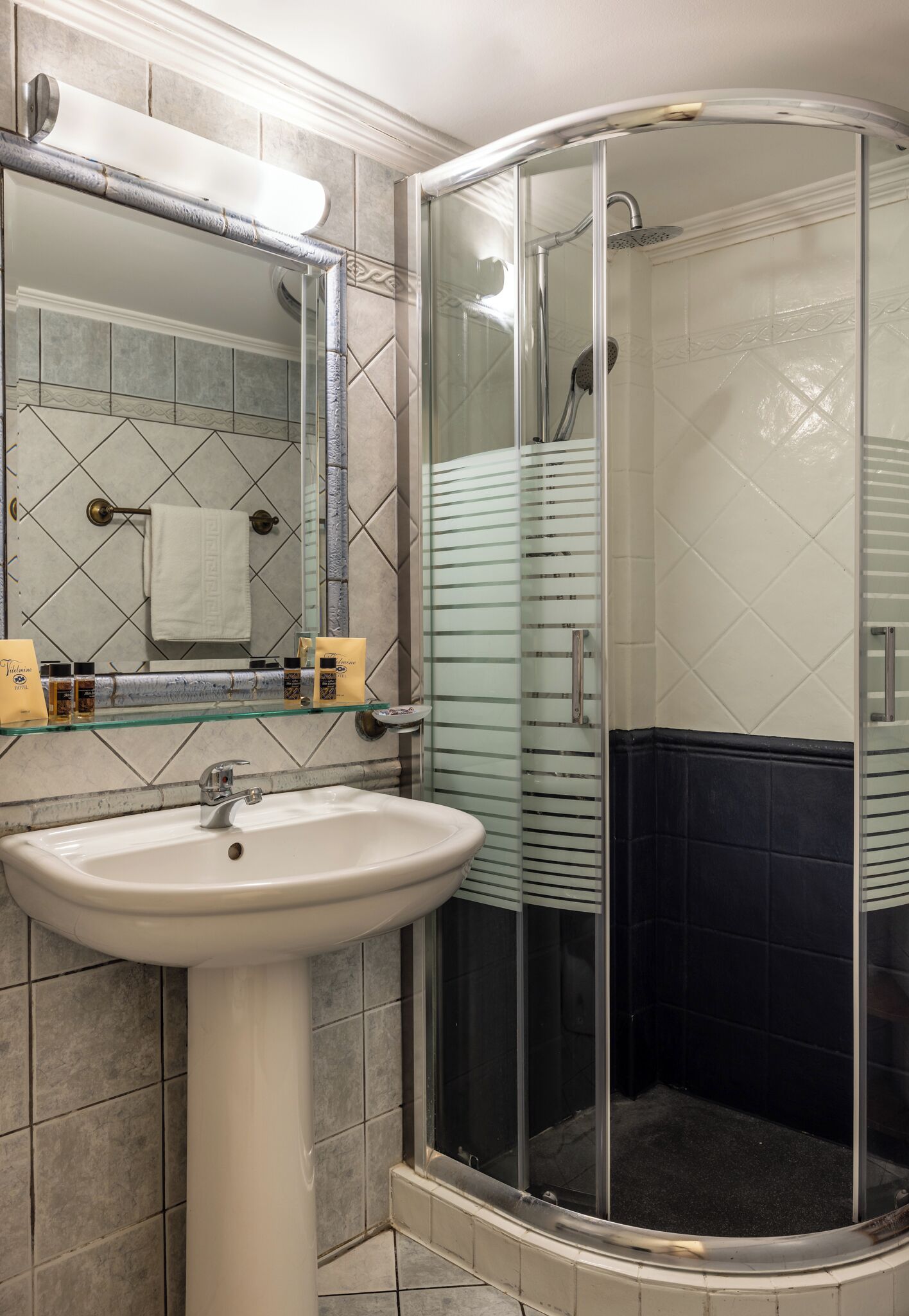 twin room | bathroom | shower, free toiletries, hair dryer, towels