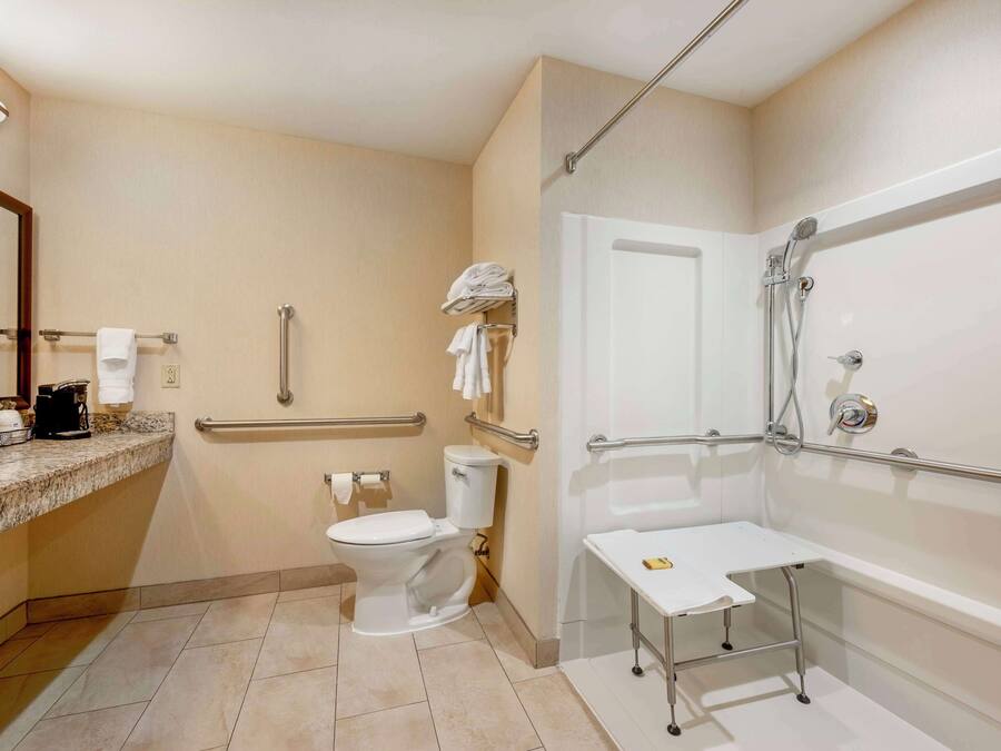Un baño con inodoro, lavabo y ducha.