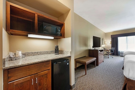 Habitación ejecutiva, 1 cama de matrimonio grande, no fumadores (Shower Only) | Tabla de planchar con plancha, camas supletorias, wifi gratis. Best Western Plus French Lick