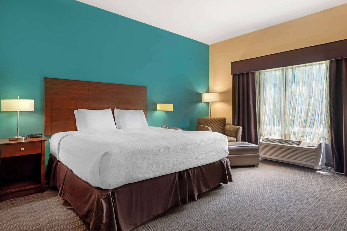 Iron/ironing board, rollaway beds (surcharge), WiFi (free), alarm clocks