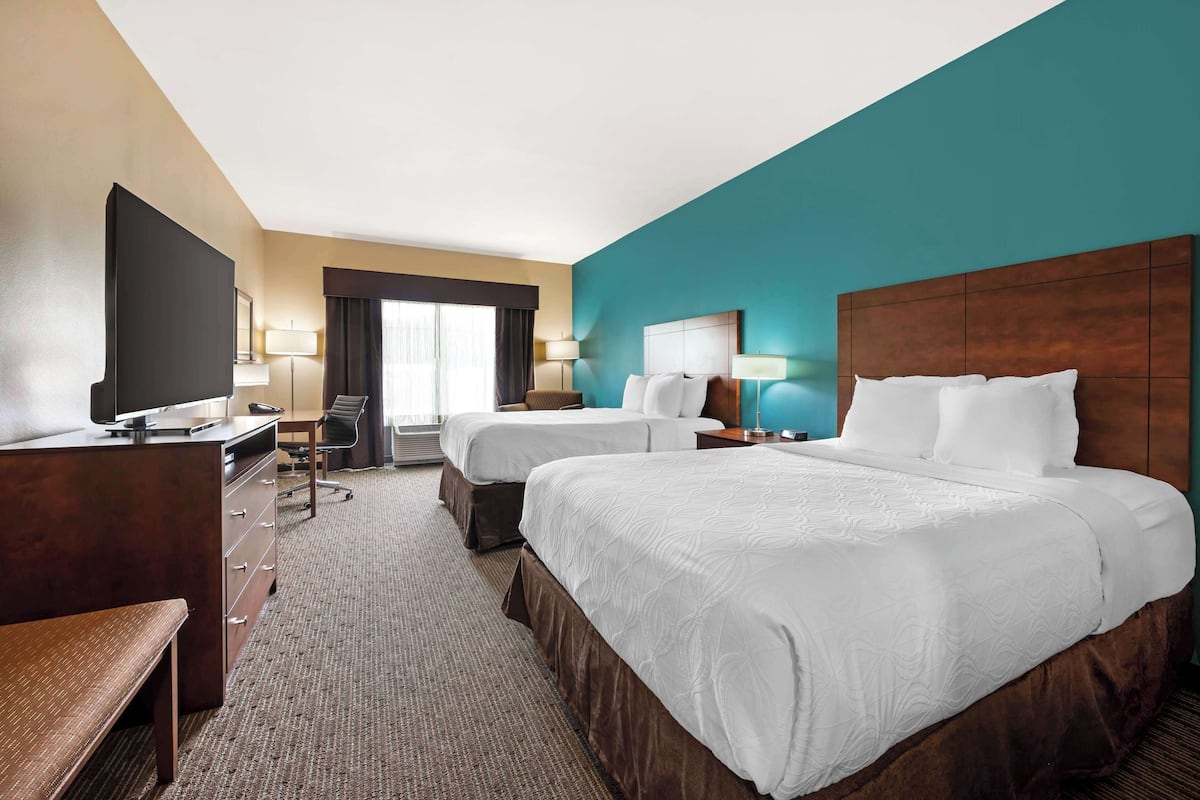 Iron/ironing board, rollaway beds (surcharge), WiFi (free), alarm clocks