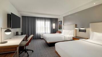 Quarto, 2 camas Queen | Escrivaninha, cortinas blackout, ferros/tábuas de passar roupa