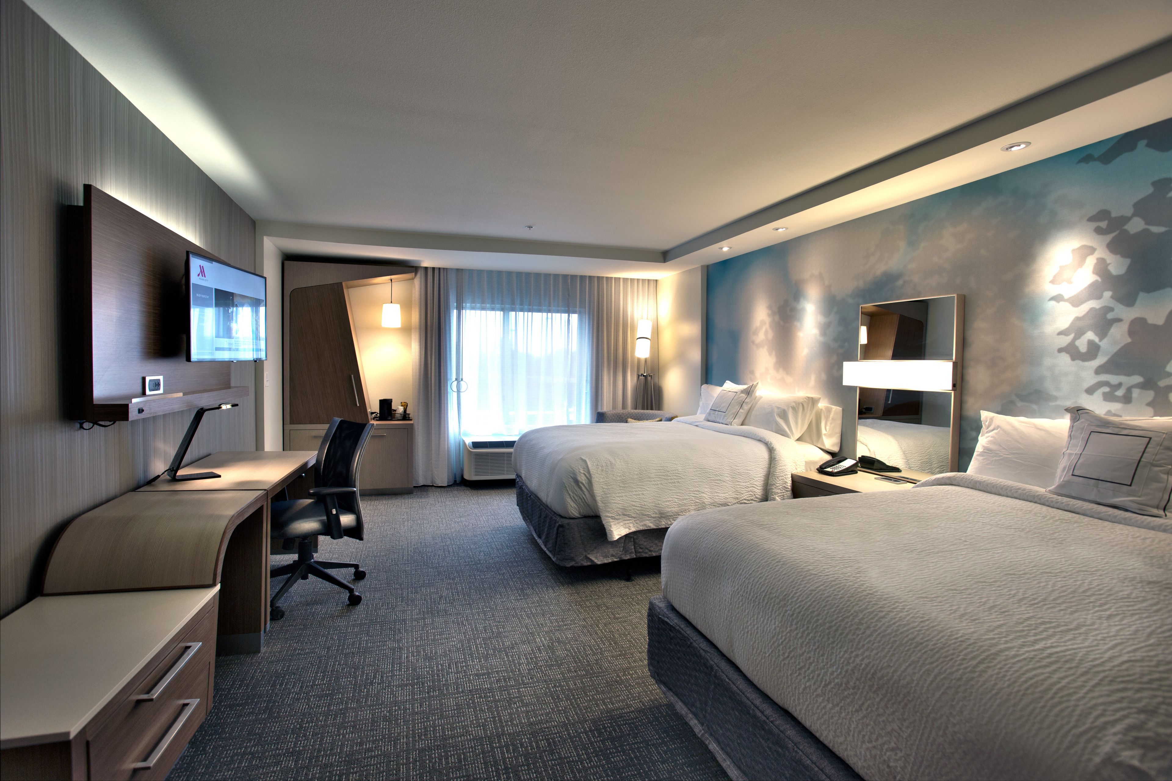 Escritorio, cortinas blackout y tabla de planchar con plancha 