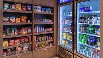 Ein Verkaufsbereich für Snacks und Tiefkühlprodukte mit verschiedenen Marken und Artikeln.