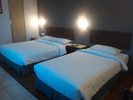 Habitación familiar | Escritorio, tabla de planchar con plancha, wifi gratis