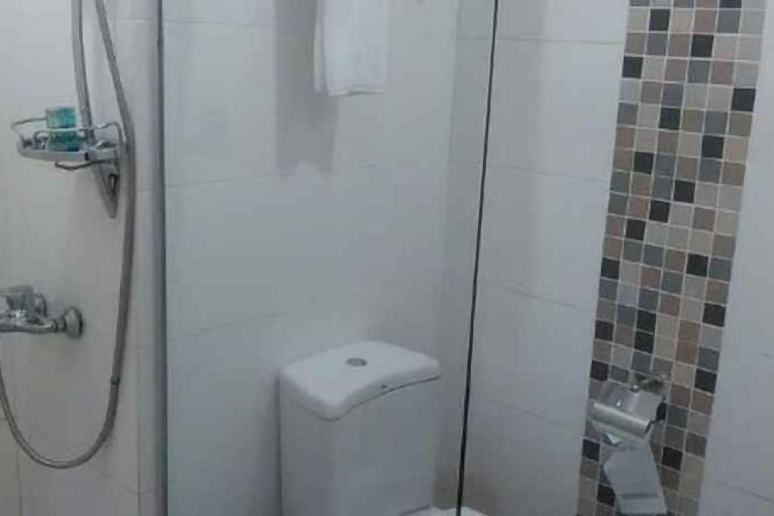 Dusch, gratis toalettartiklar, hårtork och handdukar