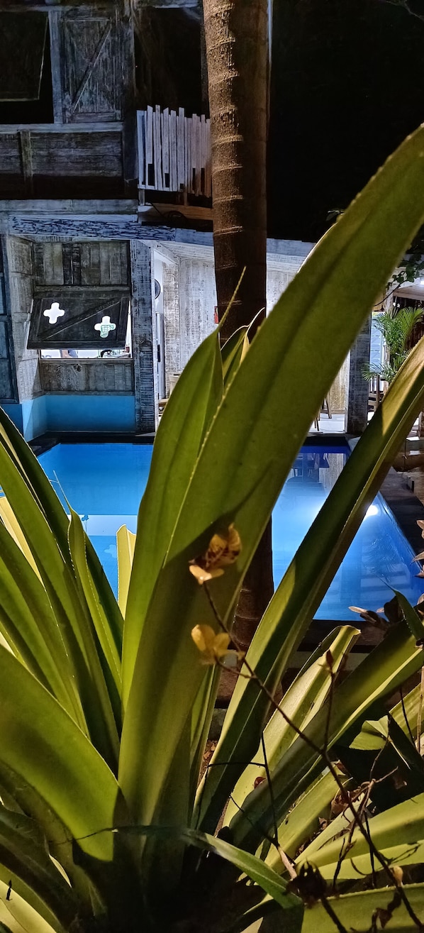 Piscine extérieure, chaises longues