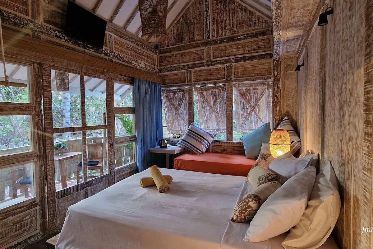 Cabane dans un arbre exclusive, 1 lit double | 1 chambre, literie de qualité, bureau
