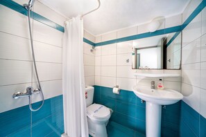 Chambre Triple Standard, non-fumeur, vue ville | Salle de bain