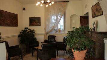 Coin salon dans le hall