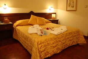 Dobbeltrom | Sengetøy av topp kvalitet, minibar, safe på rommet og skrivebord