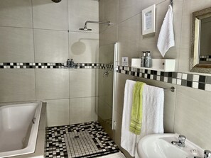 Comfort Studio, Multiple Beds, Valley View (Apartment A) | Bathroom | Hair dryer, towels, soap, shampoo - Sabie Self-Catering Apartments (Sabie)