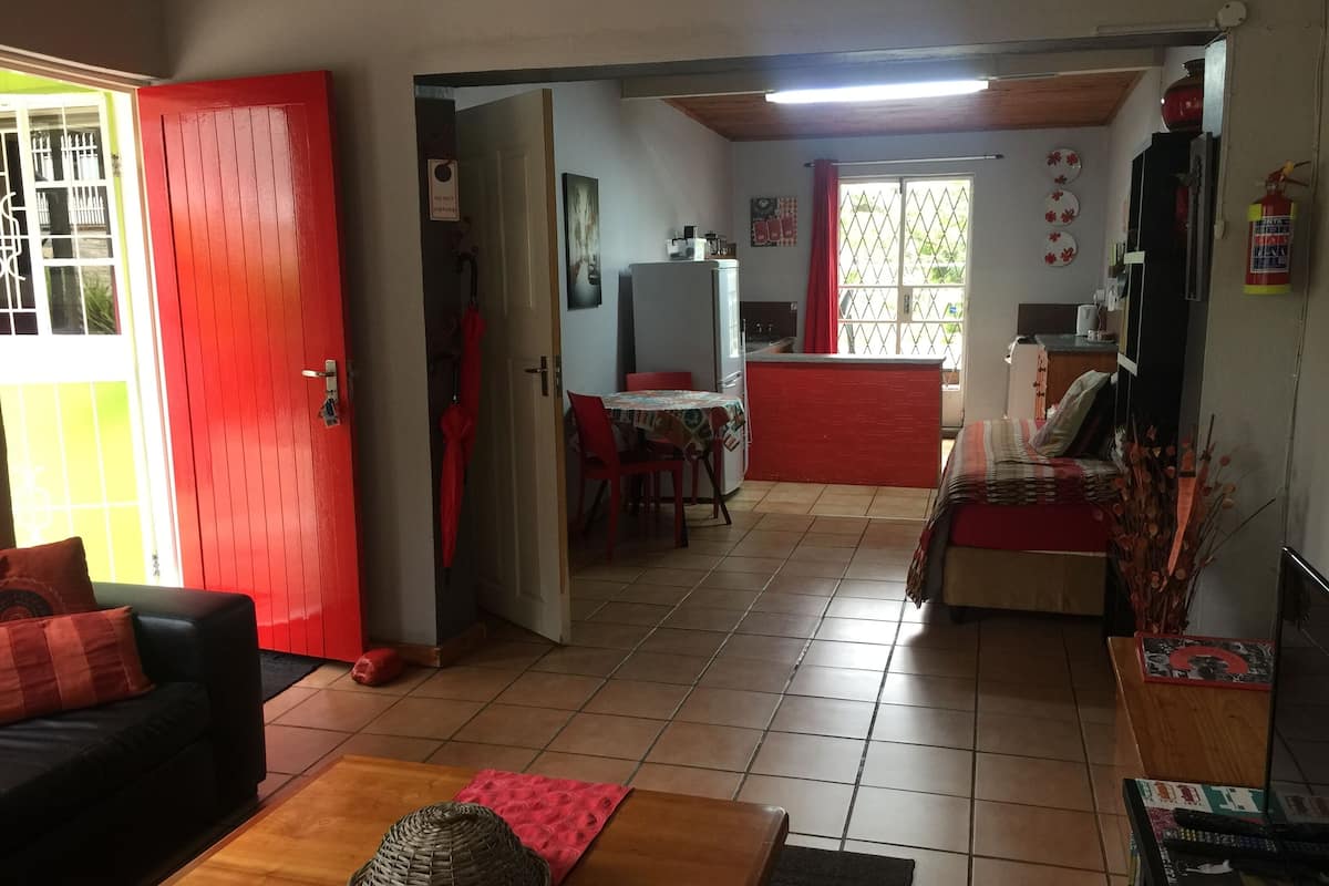 Appartamento Economy, 1 camera da letto (Apartment C) | Area soggiorno | TV a schermo piatto 32 pollici con canali satellitari, TV