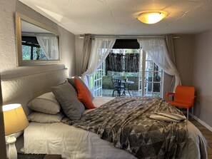 Comfort appartement, 1 slaapkamer (Apartment D) | Een kluis op de kamer, individueel gedecoreerd, individueel gemeubileerd