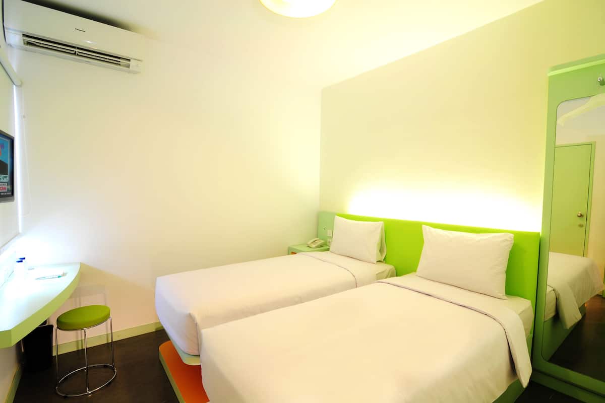 Desk, soundproofing, free WiFi, bed sheets