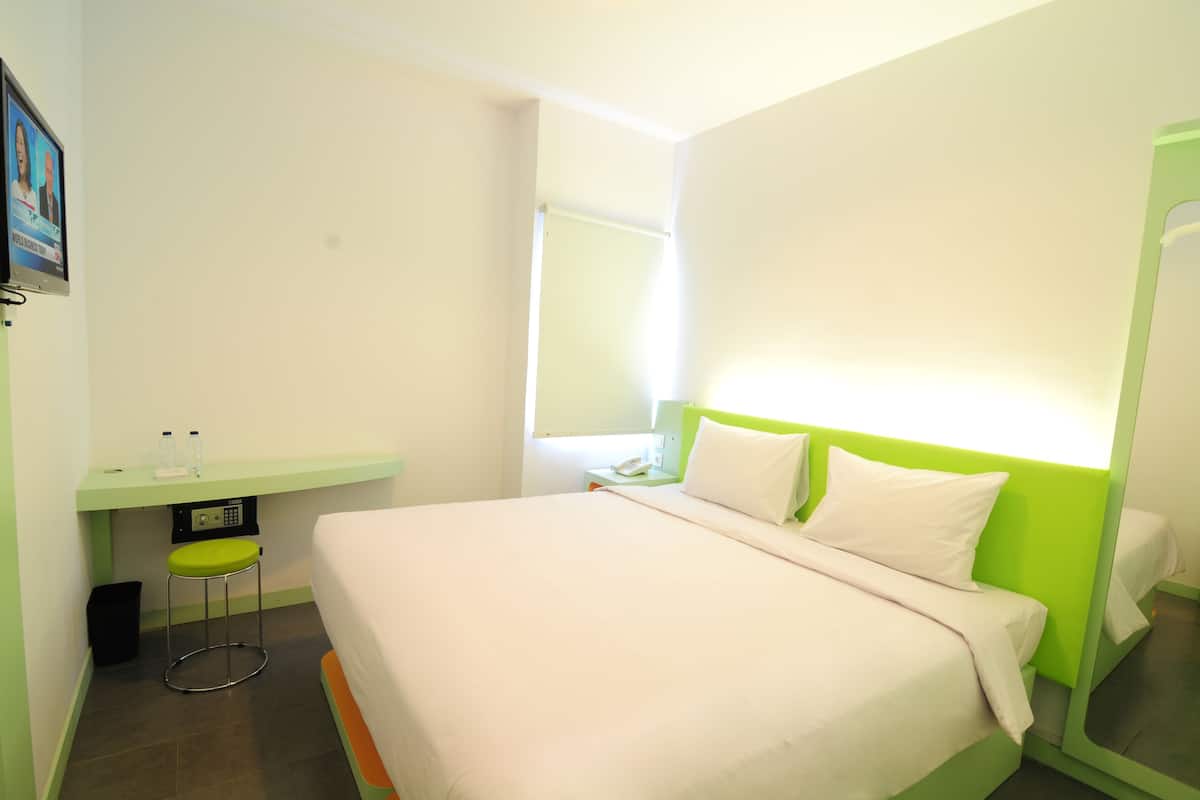 Desk, soundproofing, free WiFi, bed sheets