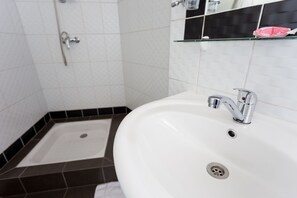 Classic Double Room, 1 Double Bed, Non Smoking, City View | Bathroom | Shower, free toiletries, hair dryer, towels - Sole Hotel (Antananarivo)