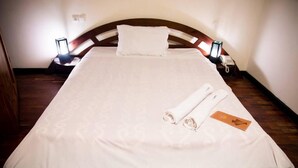 Ropa de cama de alta calidad y caja de seguridad en la habitación 