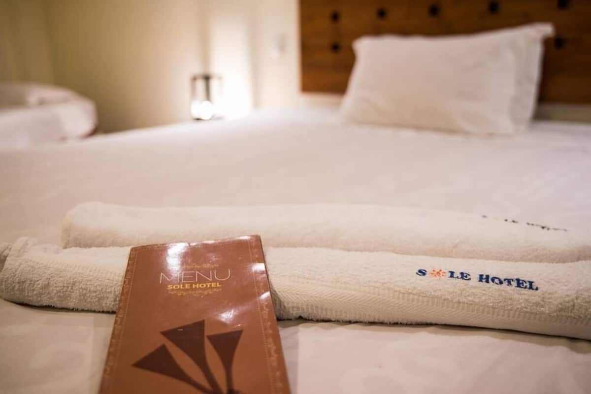 Habitación triple | Ropa de cama de alta calidad y caja de seguridad en la habitación