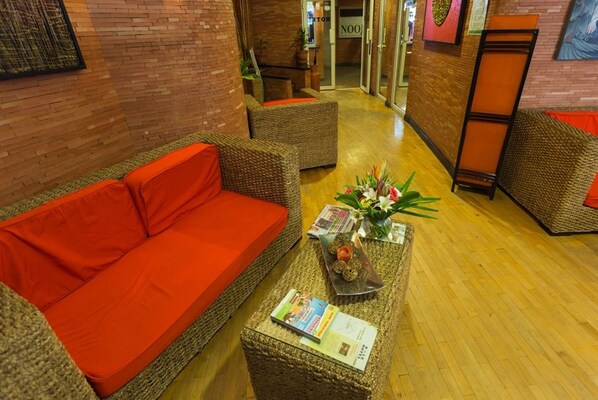 Lobby sitting area - Sole Hotel (Antananarivo)