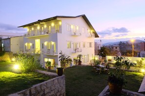 Fachada de la propiedad por la tarde o noche