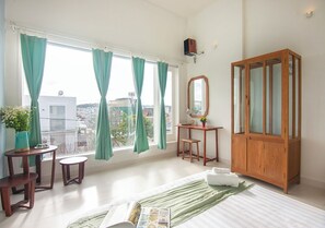 Standard Room, 1 Queen Bed | Premium bedding, individually decorated, individually furnished, desk