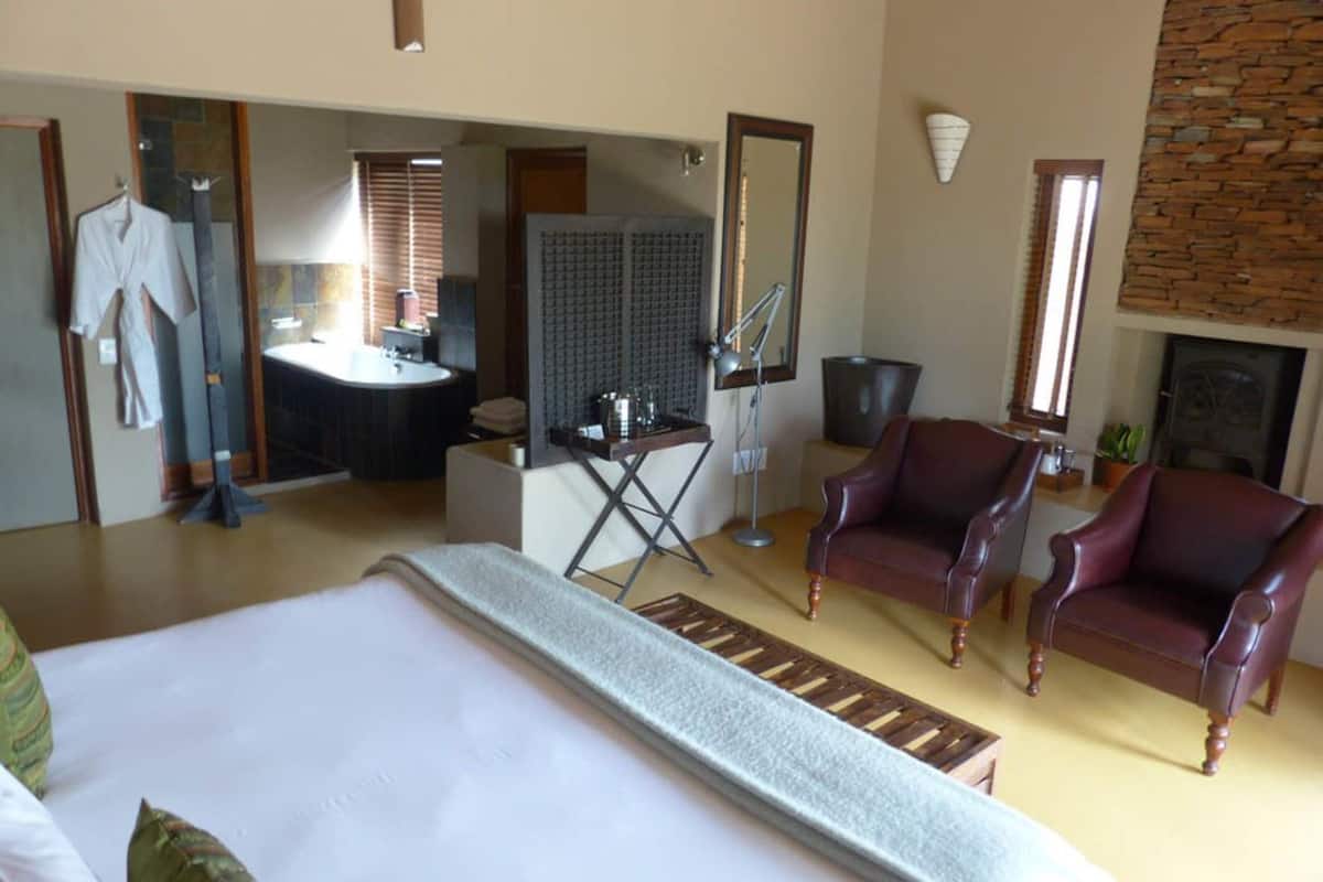 Luxe beddengoed, een minibar, een kluis op de kamer, een bureau