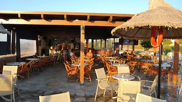 Bar tepi kolam renang