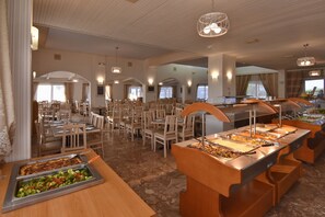 بوفيه فطور مجانًا يوميًا