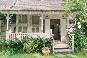 Bungalow, vista a la alberca | Balcón