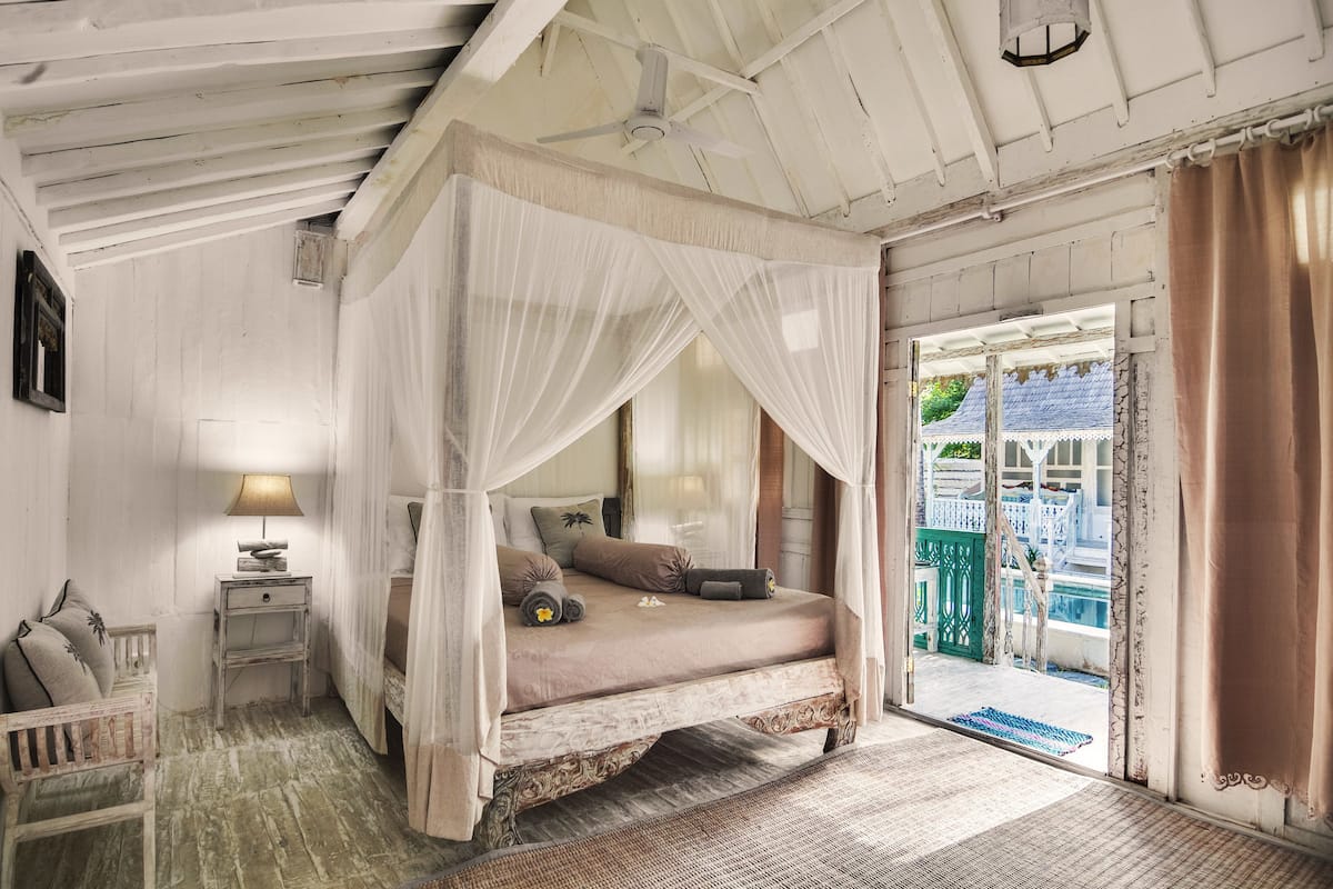 Bungalow, quang cảnh hồ bơi | Két bảo mật tại phòng, bàn, truy cập Internet không dây miễn phí