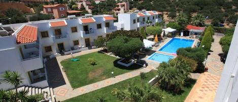 Außenpool (je nach Saison geöffnet), Sonnenschirme, Liegestühle