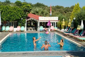 Piscine extérieure (ouverte en saison), parasols de plage