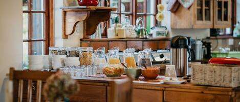 Daily full breakfast (ZAR 150 per person)