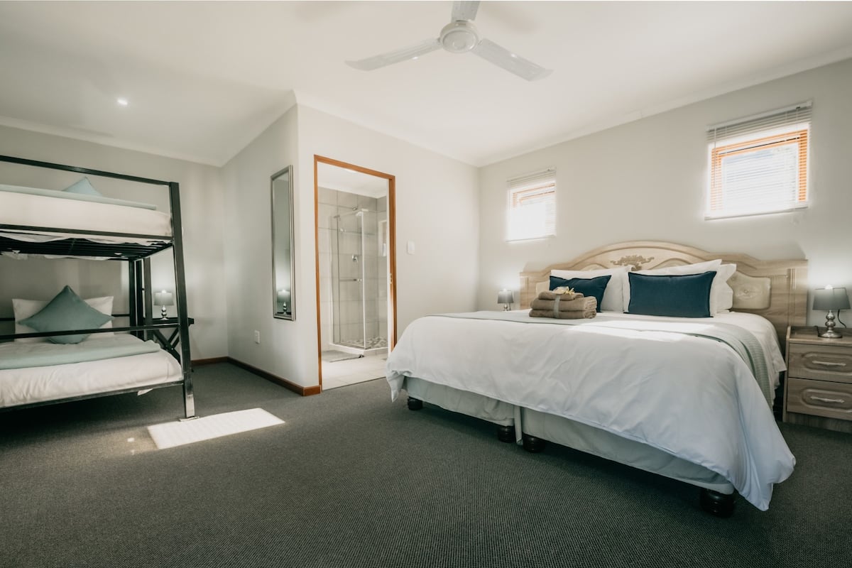 Family Room - White Pear | Premium bedding, in-room safe, free cribs/infant beds, free WiFi