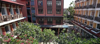 Rambuttri Village Inn & Plaza