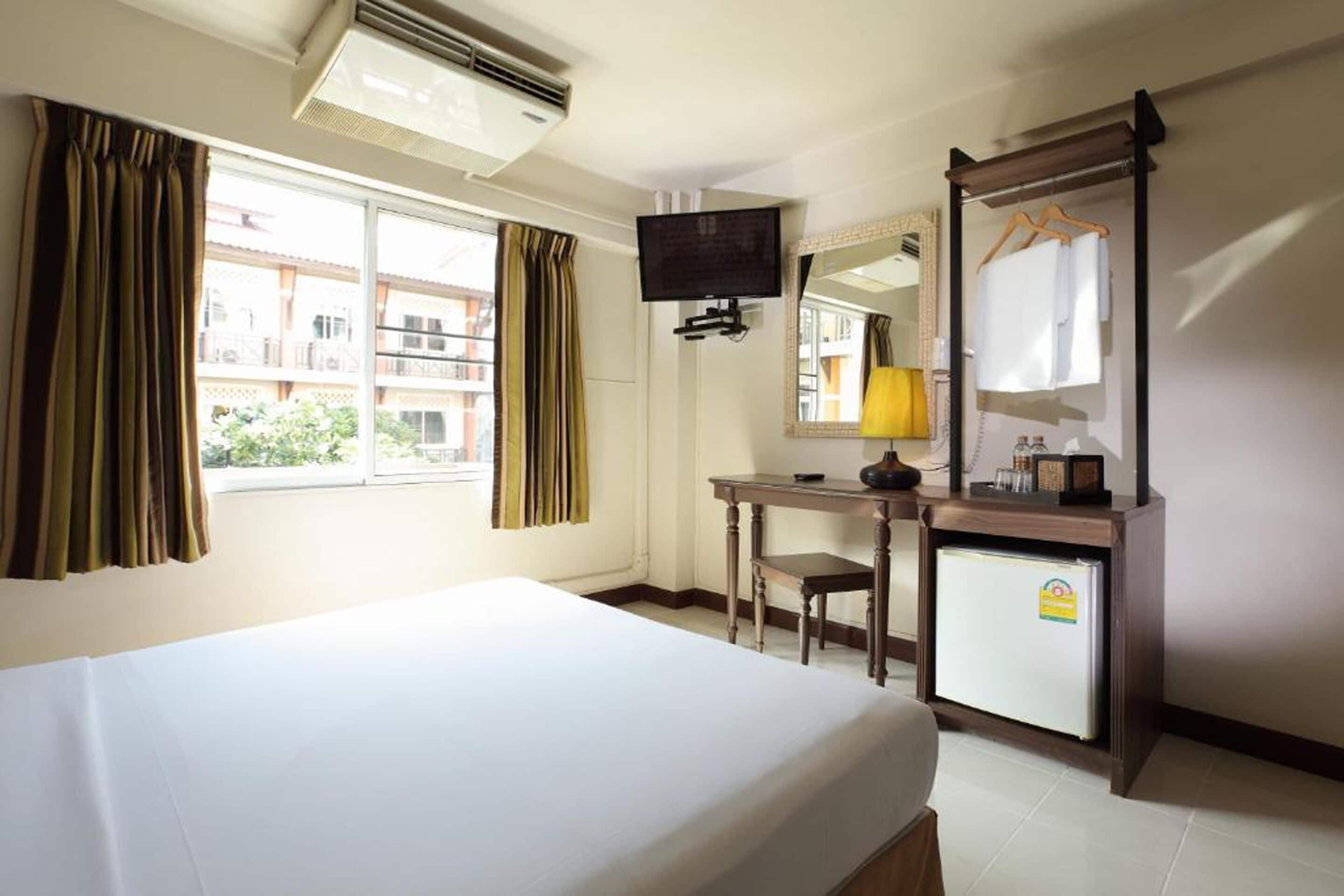 Deluxe Double Room | In-room safe, desk, laptop workspace, blackout drapes