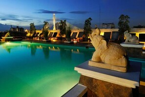 2 outdoor pools, pool loungers